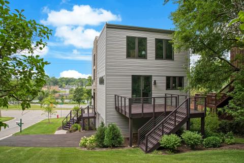 Deck with cable railing